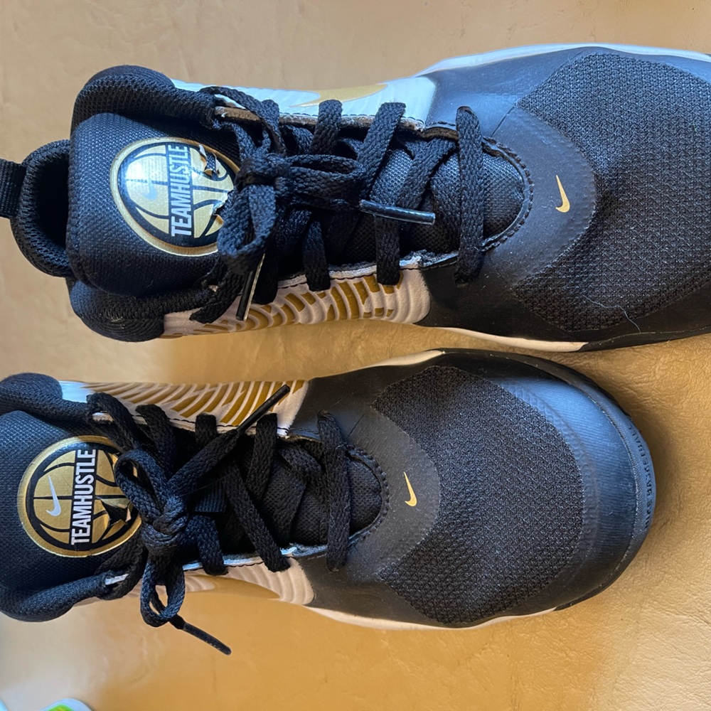 Size 4Y Nike team hustle.